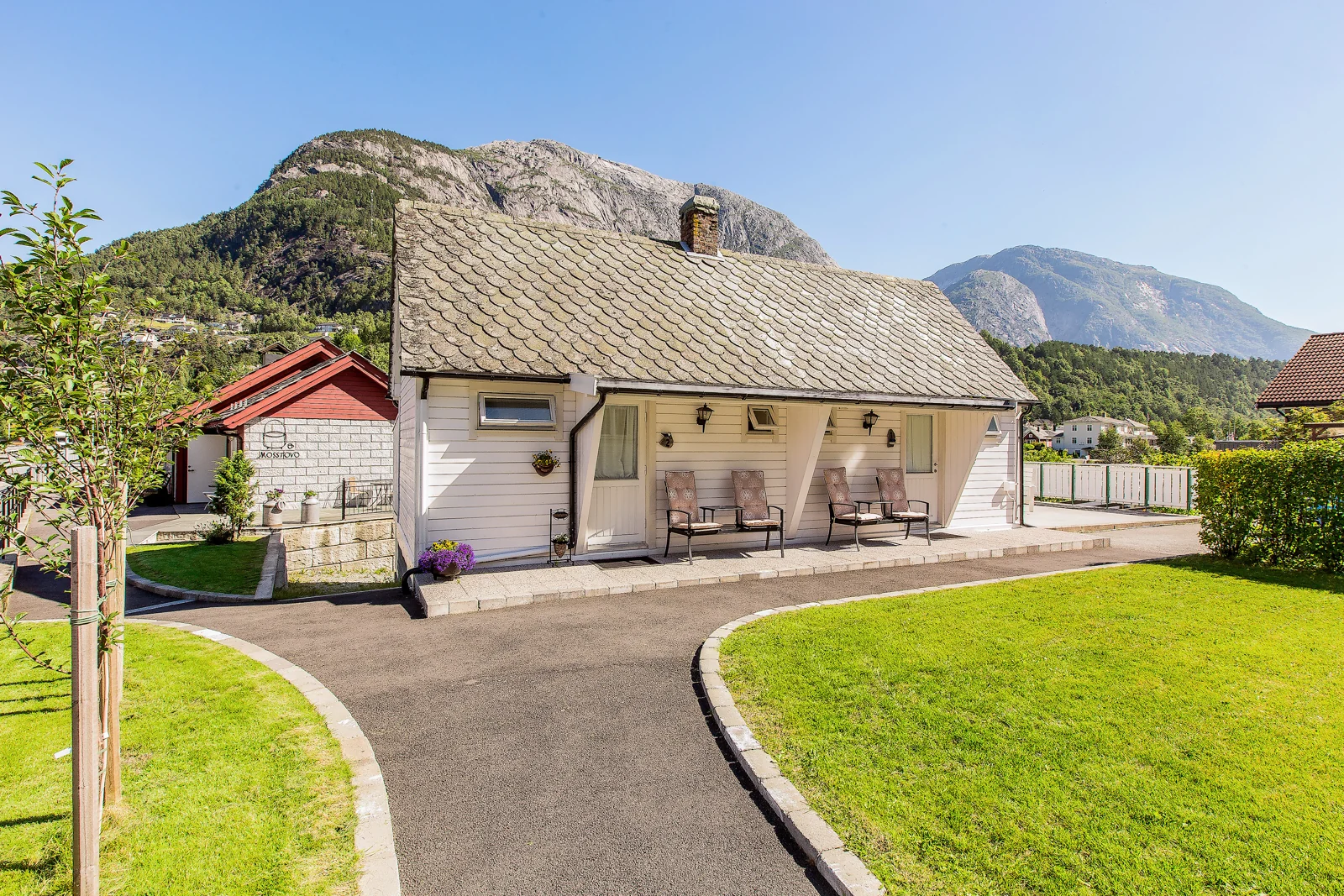 Cabin for 2 — exterior behind the guesthouse