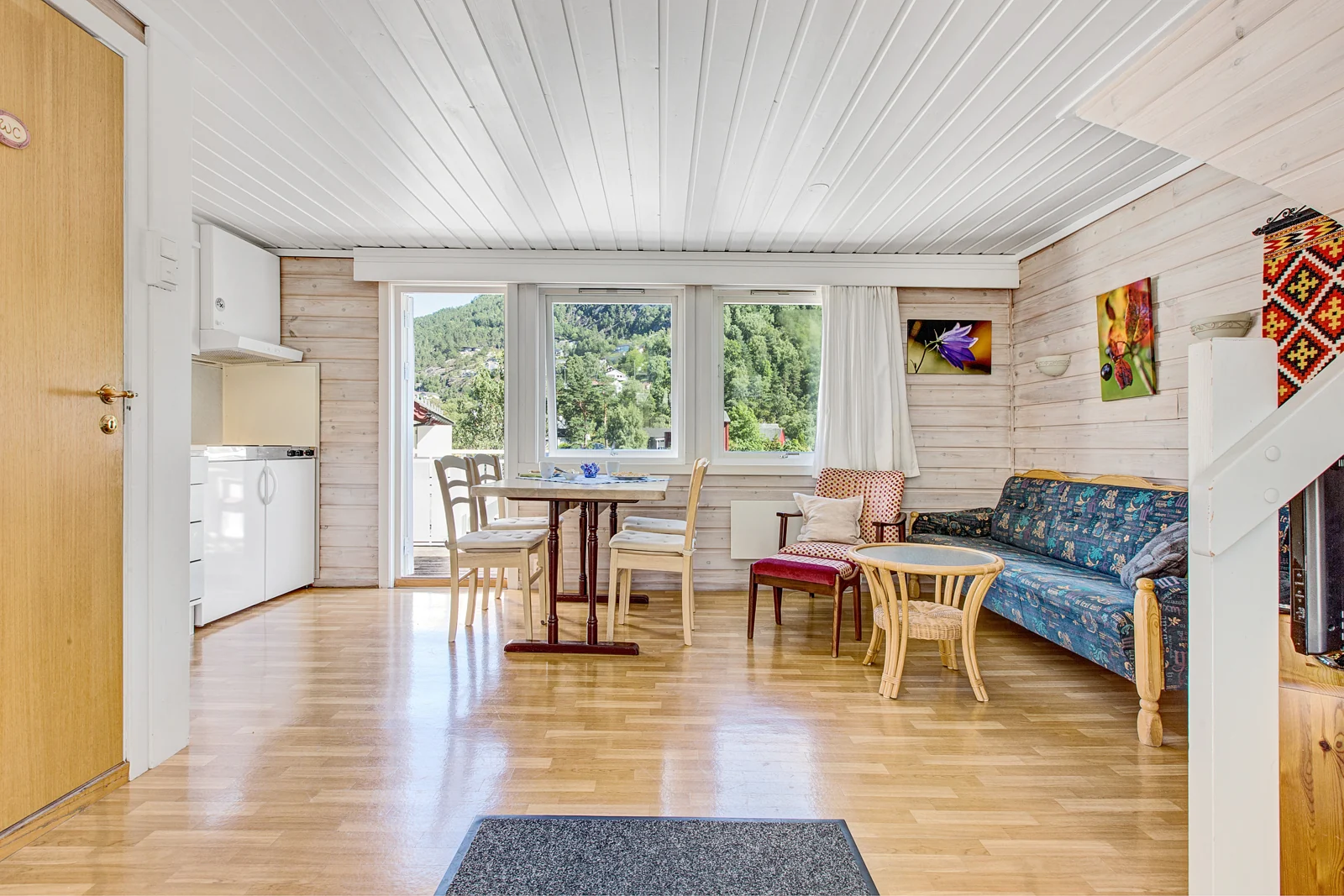 Cabin for 2 — living and dining area