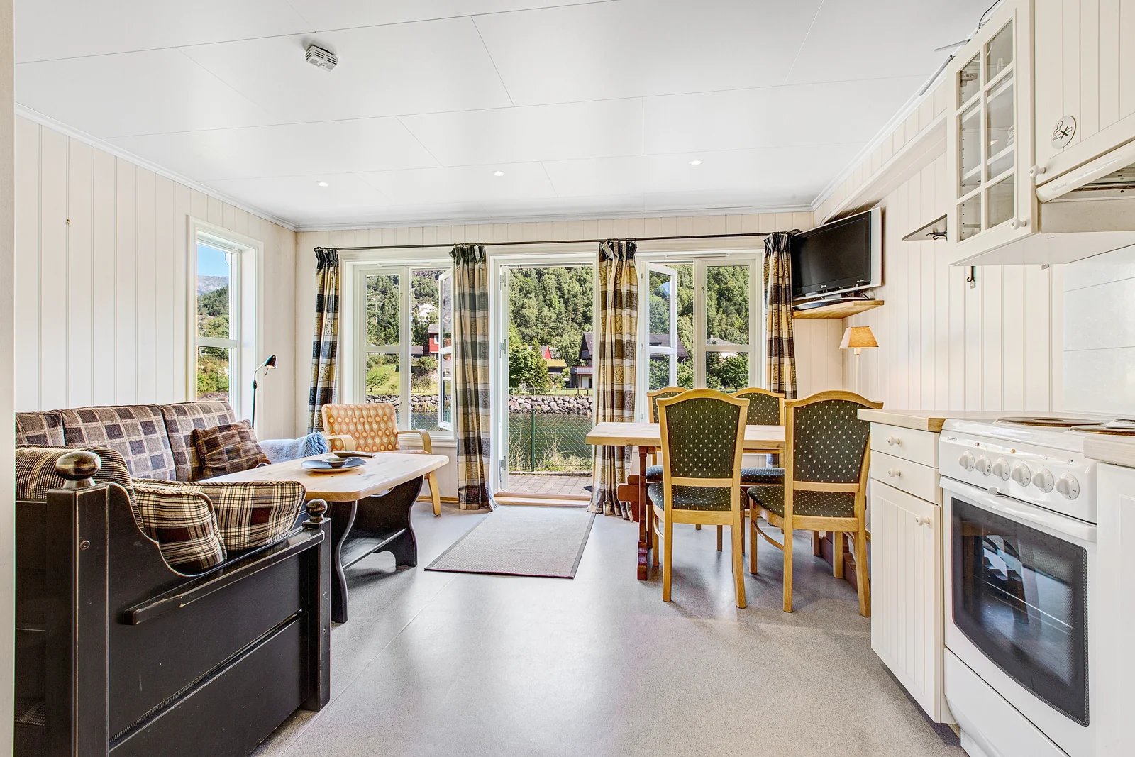 Cabin for up to 6 — living room and kitchen