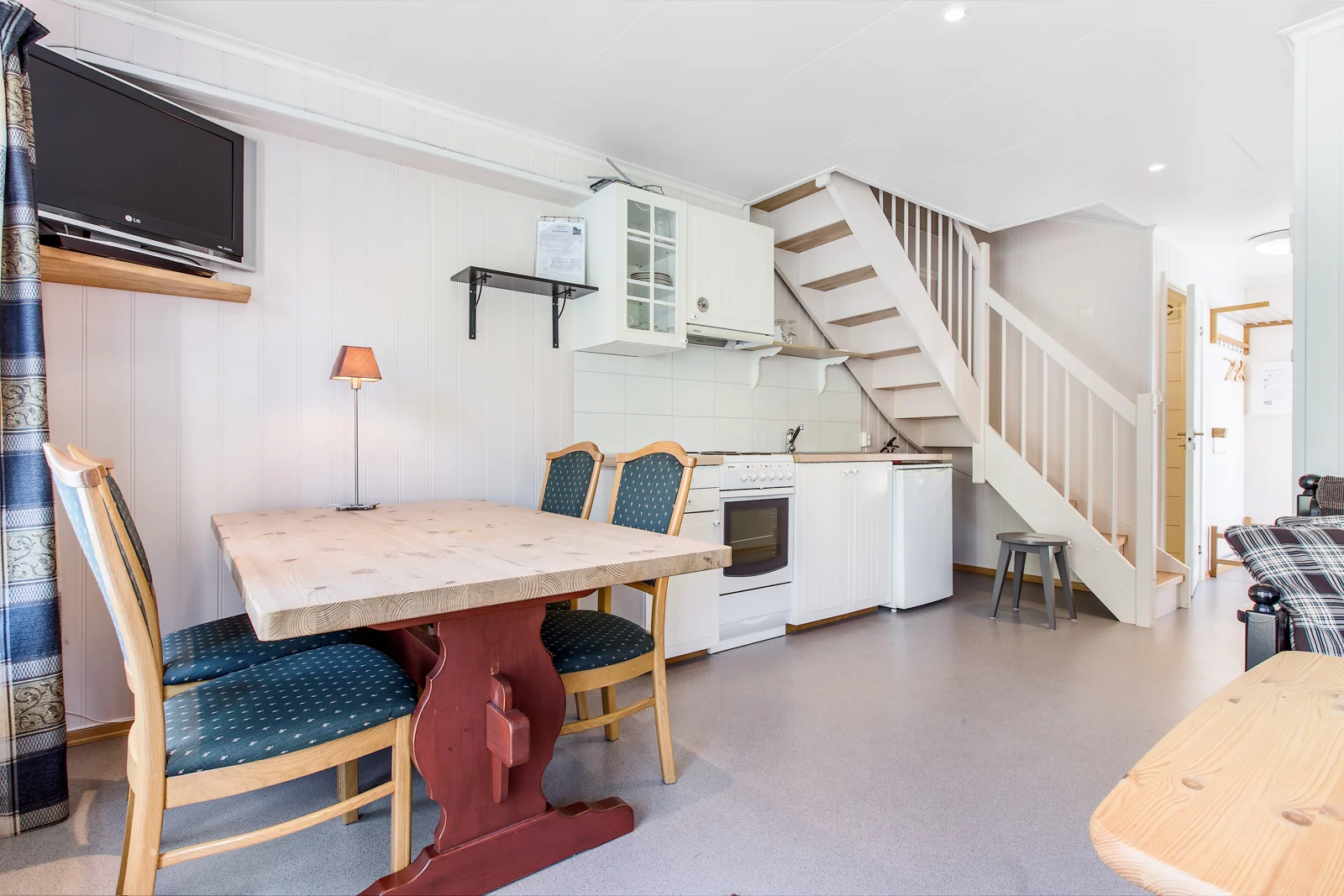 Cabin for up to 6 — kitchen and dining area
