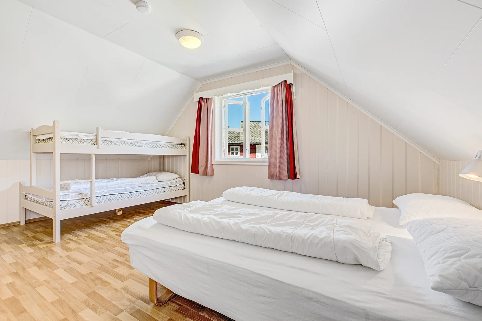 Cabin for up to 6 — bedroom